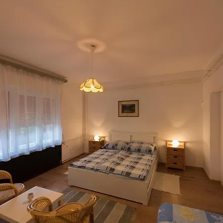 Arnyas Vendeghaz , Lila Akac Feriehus