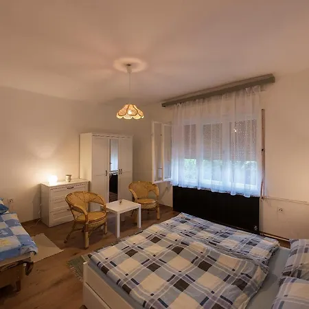 Arnyas Vendeghaz , Lila Akac * Balatonboglár