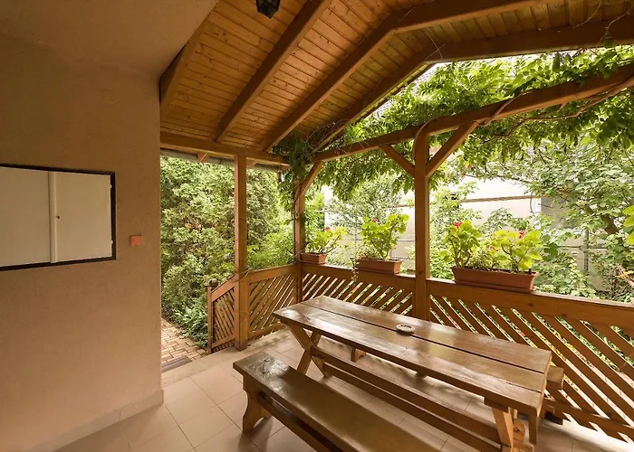 Arnyas Vendeghaz , Lila Akac *