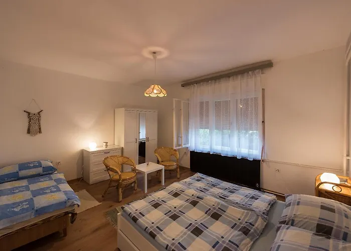 Arnyas Vendeghaz , Lila Akac * Balatonboglár