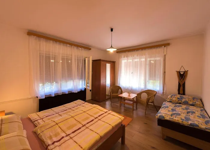 Arnyas Vendeghaz , Lila Akac * Balatonboglár